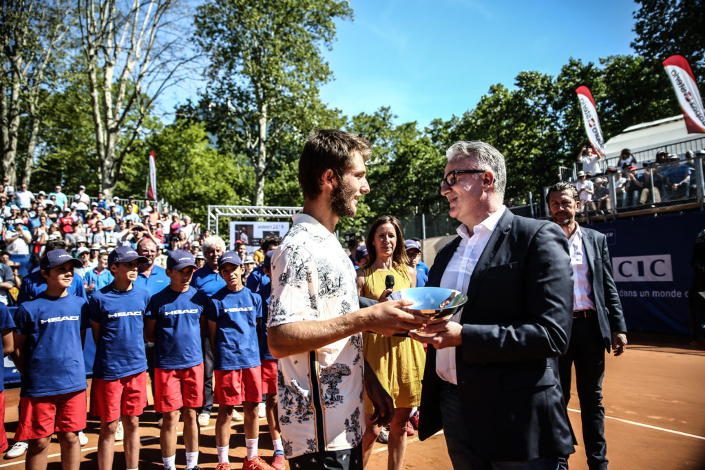 Le trophée remis à Corentin Moutet par Frédéric Mouton, directeur de Sopra Steria Auvergne-Rhône-Alpes