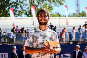 Corentin Moutet pose avec le trophée de l'Open Sopra Steria 2019