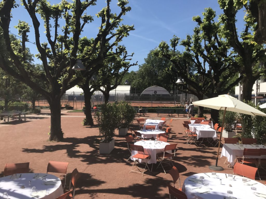 La terrasse du Tennis Club de Lyon, avec vue sur les terres battues...